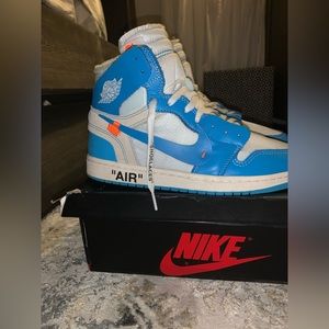 Off white 1s unc great condition, but box is damaged